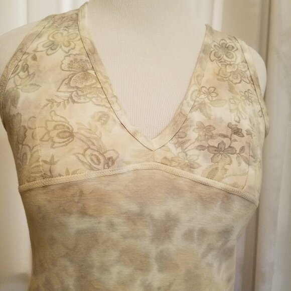 Tan with muted floral print v neck L - Picture 2 of 3